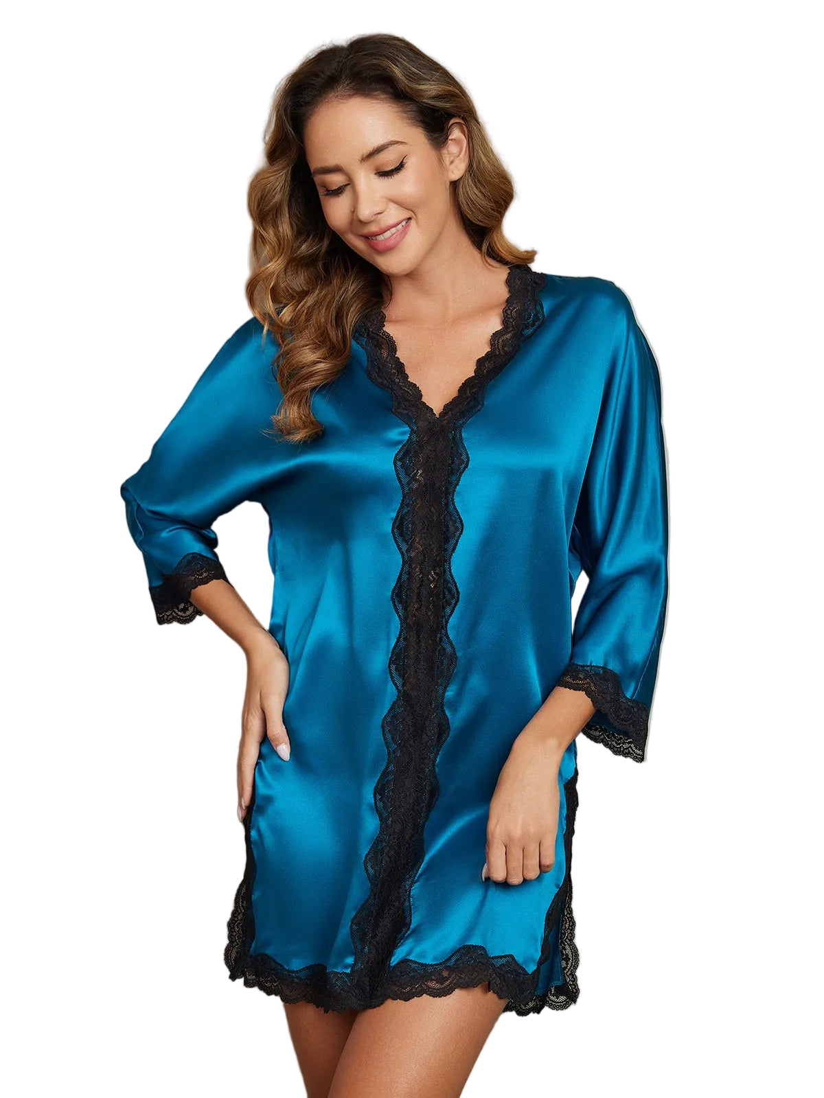 Pyjama femme Claudine bleu satin, robe élégante et confortable à manches 3/4, décolleté en V avec bordure en dentelle noire, finition délicate en dentelle sur les manches et l'ourlet.