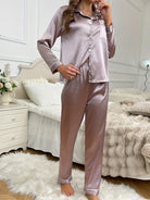 Pyjama femme Clémence en satin rose, composé d'un haut à manches longues avec une poche et d'un pantalon assorti. Le tissu doux et agréable offre confort et élégance pour des nuits paisibles et relaxantes.