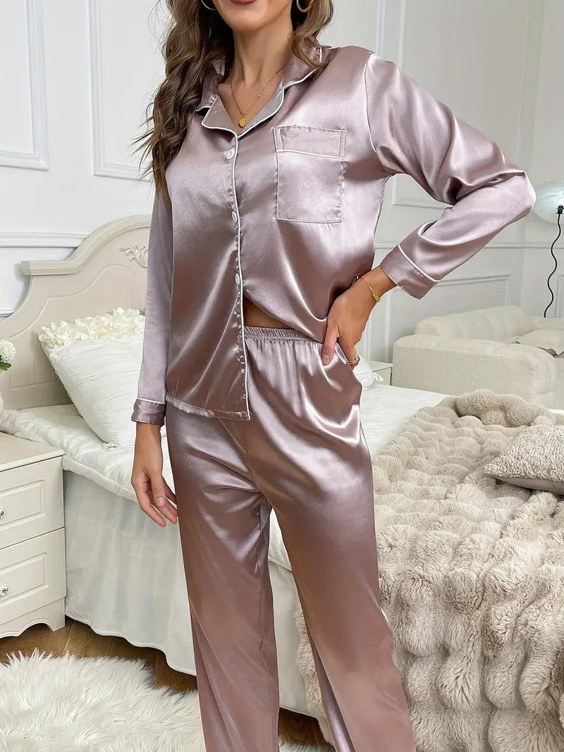 Pyjama femme Clémence en satin rose, avec un haut à manches longues et une poche assortie, ainsi qu'un pantalon confortable. Le tissu doux et agréable procure un confort optimal pour des nuits sereines et stylées.