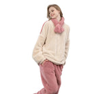 Pyjama femme Clothilde, ensemble moelleux et confortable parfait pour l'hiver, composé d'une veste à col montant et pantalon assorti, en tissu doux et épais, avec détails de couleur contrastée et design agréable.