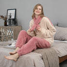 Pyjama femme Clothilde, ensemble moelleux et confortable parfait pour l'hiver, composé d'une veste à col montant et pantalon assorti, avec écharpe en tissu doux, couleur beige et rose, parfait pour se détendre à la maison.