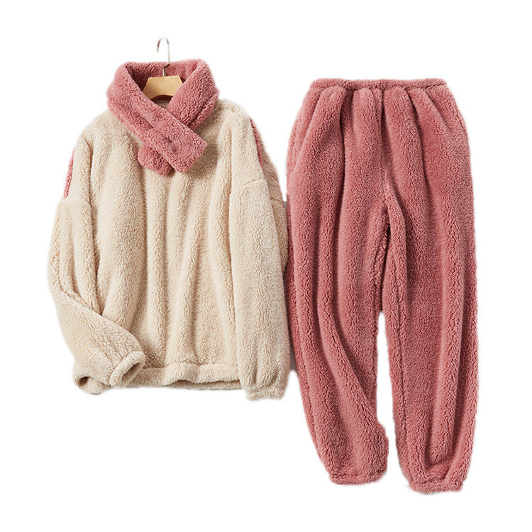 Pyjama femme Clothilde, ensemble moelleux et confortable parfait pour l'hiver, composé d'un pull à col montant beige avec détails rose et pantalon assorti, en tissu doux et épais, idéal pour les journées fraîches.