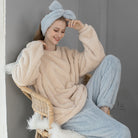 Pyjama femme Clothilde, ensemble moelleux et confortable parfait pour l'hiver, composé d'un haut beige en tissu doux et d'un pantalon bleu clair assorti, avec un bandeau en tissu doux, idéal pour se détendre à la maison.