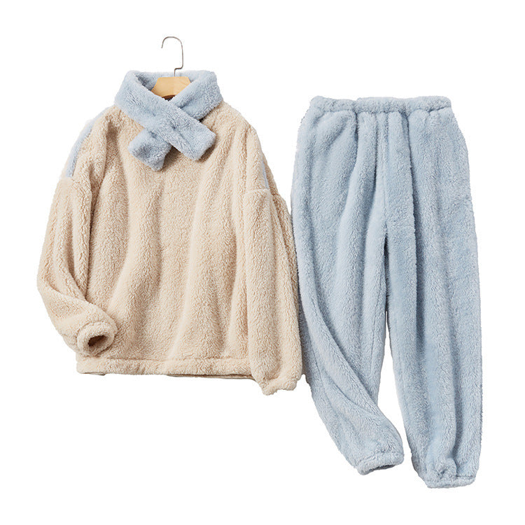Pyjama femme Clothilde, ensemble moelleux et confortable parfait pour l'hiver, composé d'un pull beige à col montant avec détail bleu clair et pantalon assorti, en tissu doux et épais, idéal pour rester au chaud et se détendre à la maison.