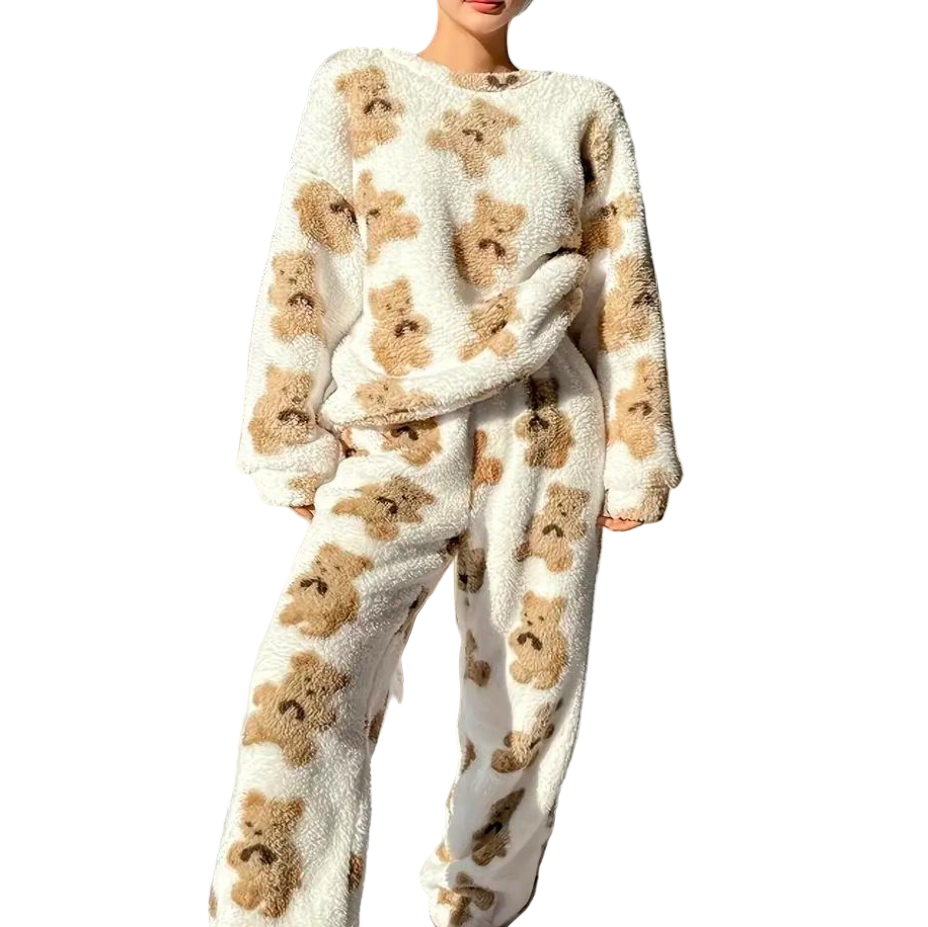 Femme portant un pyjama polaire deux pièces blanc à motif têtes d’oursons beige, composé d’un haut à manches longues et d’un pantalon assorti. Ensemble ultra doux, chaud et agréable, parfait pour les nuits d’hiver et les moments cocooning.