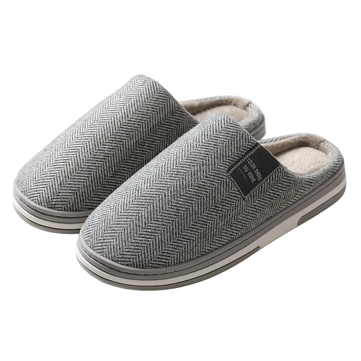 Chaussons homme Colin gris à motif chevrons, doublure intérieure chaude et moelleuse, semelle épaisse antidérapante, idéal pour un confort à la maison.