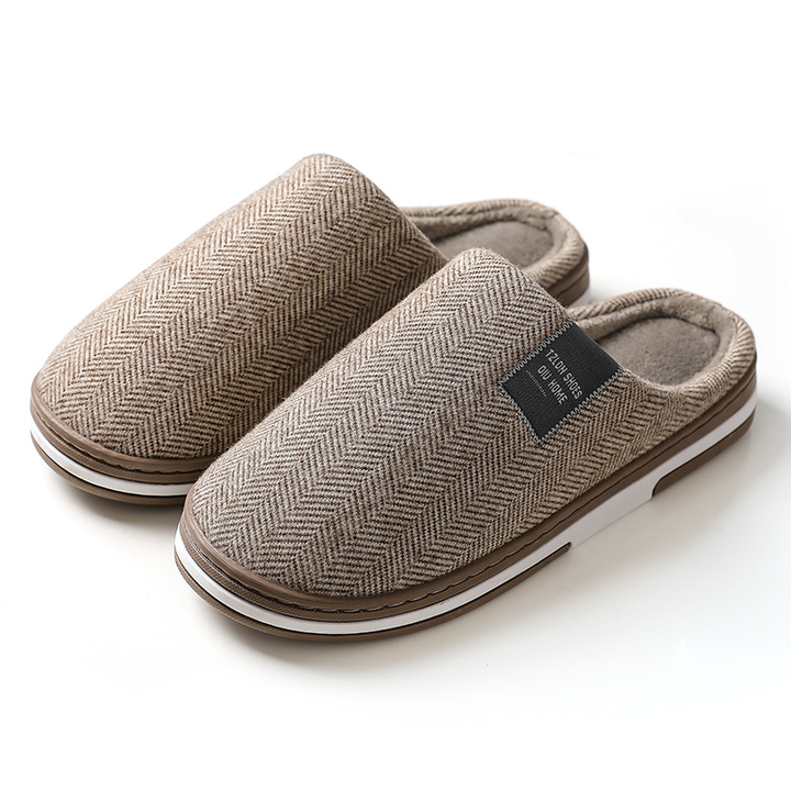 Chaussons homme Colin beige à motif chevrons, intérieur chaud et doux, semelle épaisse antidérapante, confortables pour la maison en hiver.