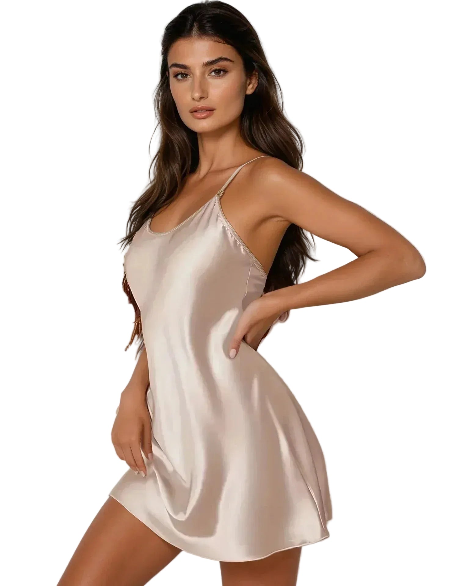 Modèle portant la nuisette femme Constance, satinée couleur champagne, coupe courte et fluide, fines bretelles réglables, style élégant et confortable, vue de face sur fond blanc.