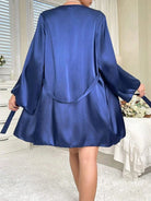 en satin bleu, montrant le tissu soyeux, la coupe fluide et la ceinture nouée. Un modèle raffiné idéal pour le confort et la relaxation.