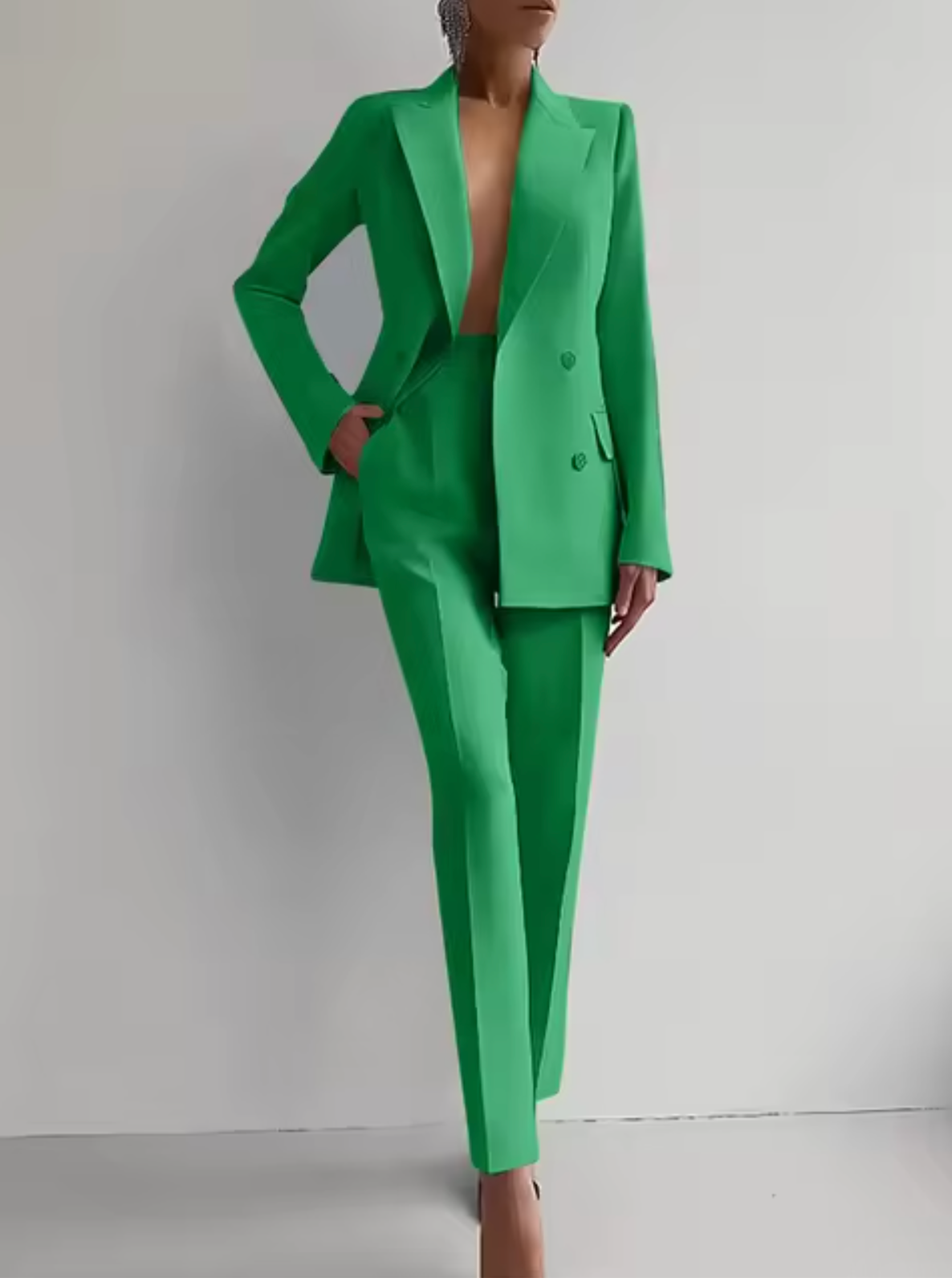 Costume Femme Élégant Chic au Style Sophistiqué 4