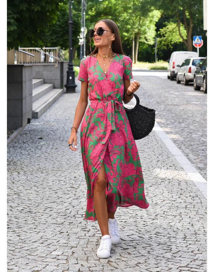 Robe midi estivale pour femme, à imprimé floral coloré, légère et confortable, idéale pour un look élégant et décontracté durant les journées ensoleillées.