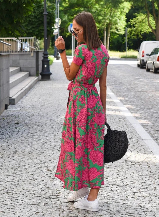 Robe midi à imprimé floral vif, avec une taille cintrée et une coupe fluide. Idéale pour l&