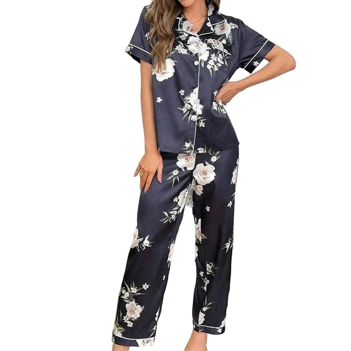 Femme portant le pyjama pour femme. Élégant, doux et parfait pour la nuit, cet ensemble pyjama en satin noir à motifs floraux se compose d&
