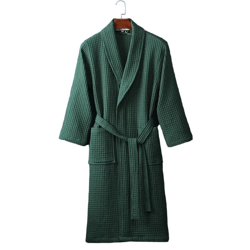 Peignoir Damien pour homme, modèle moelleux et confortable en tissu gaufré vert foncé, présenté suspendu avec ceinture assortie.