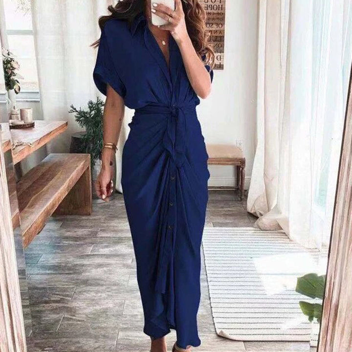 Élégante et confortable, la robe Deja en bleu marine est parfaite pour vos journées estivales. Son design fluide avec un nœud à la taille et des boutons à l&