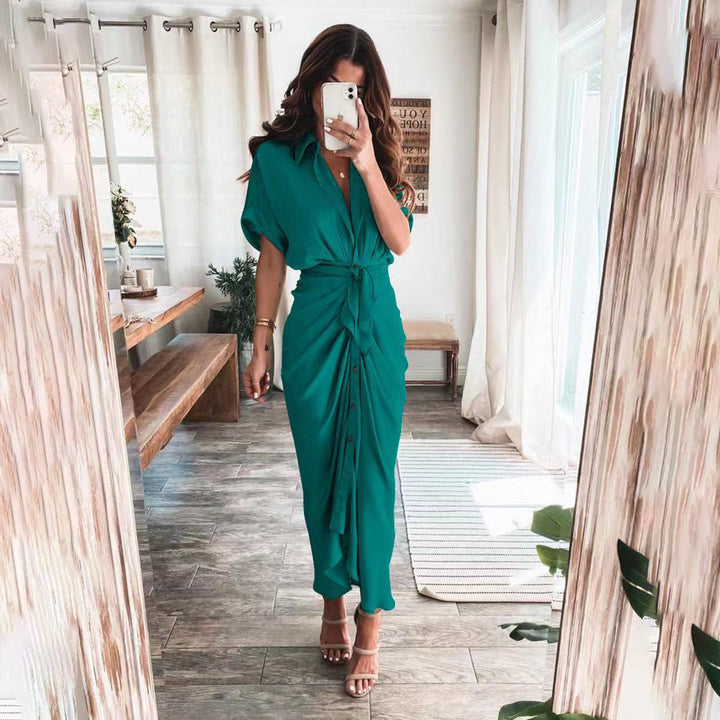 Apportez une touche de fraîcheur avec la robe Deja en vert émeraude. Son design fluide, avec un nœud à la taille et des boutons à l&