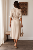 Admirez la robe Deja vue de dos, avec sa coupe élégante et fluide. Son design soigné, avec une taille marquée et une ceinture, crée une silhouette féminine et délicate, idéale pour les journées d'été. Parfaite pour un look chic et raffiné.