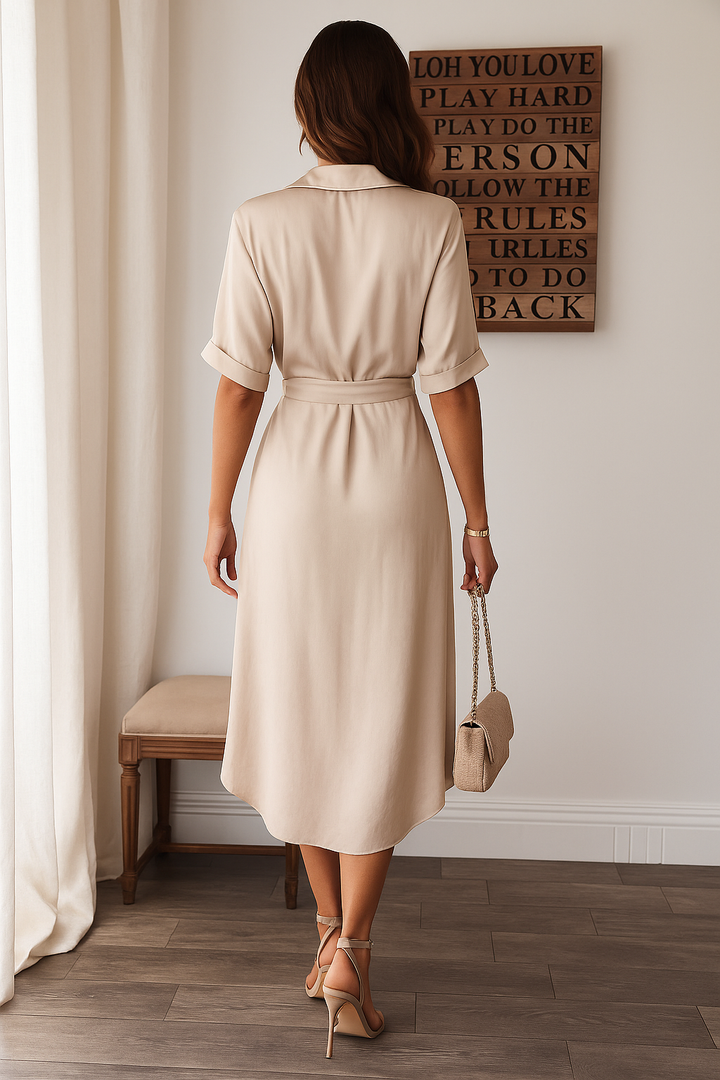 Admirez la robe Deja vue de dos, avec sa coupe élégante et fluide. Son design soigné, avec une taille marquée et une ceinture, crée une silhouette féminine et délicate, idéale pour les journées d&