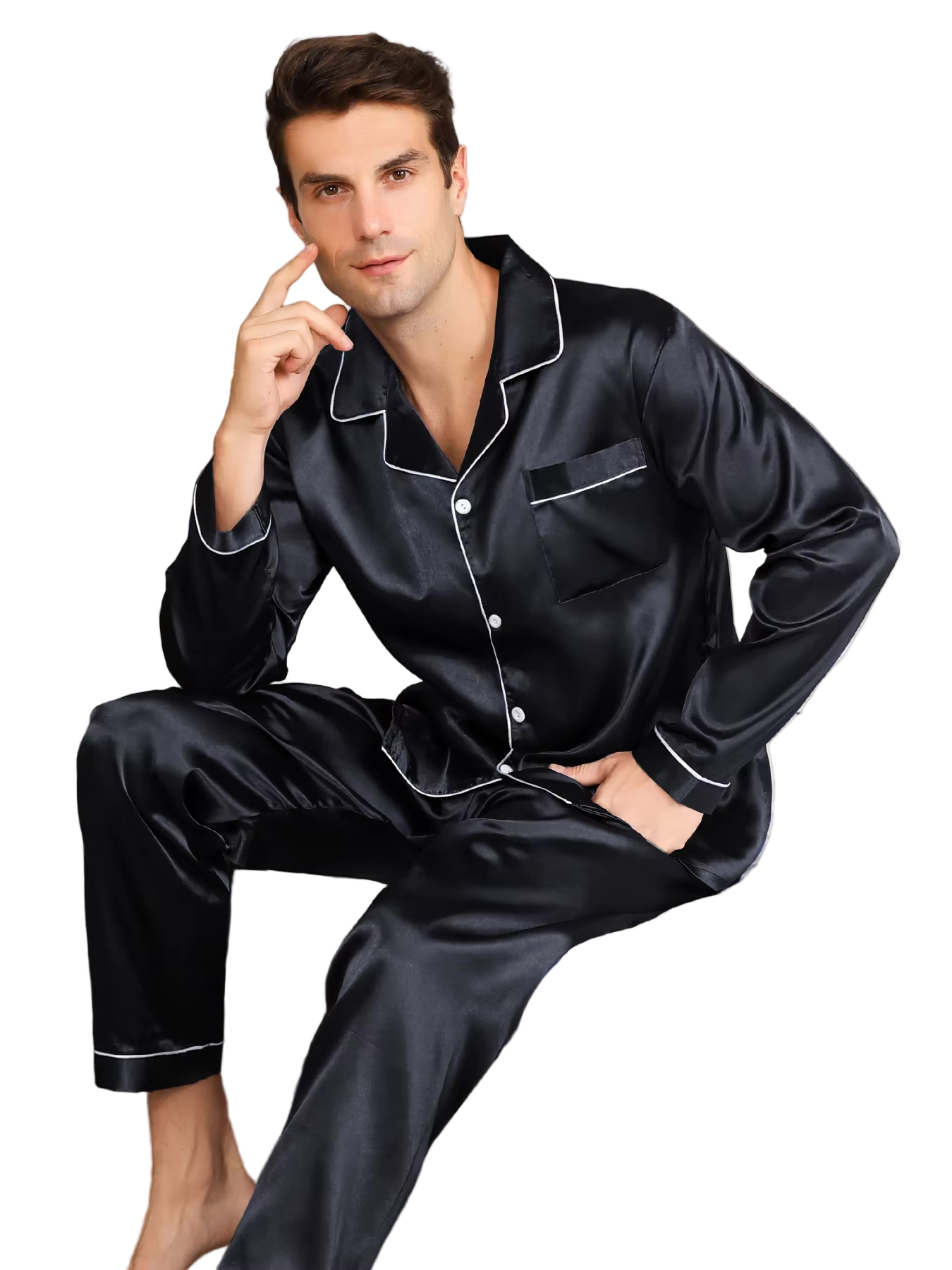 Pyjama en satin noir pour homme, élégant et confortable, avec une chemise à boutons à col classique et un pantalon assorti, parfait pour une nuit de sommeil raffinée et agréable.
