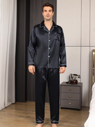 Pyjama satin homme noir, élégant et confortable, avec une chemise à manches longues, des boutons contrastés, une poche sur la poitrine et un pantalon assorti, pour une touche de luxe et de confort pendant la nuit.