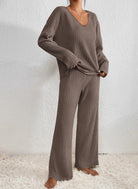 Ensemble loungewear en maille côtelée marron, composé d’un haut à col en V et manches longues, associé à un pantalon fluide. Parfait pour un confort chic et cosy à la maison.