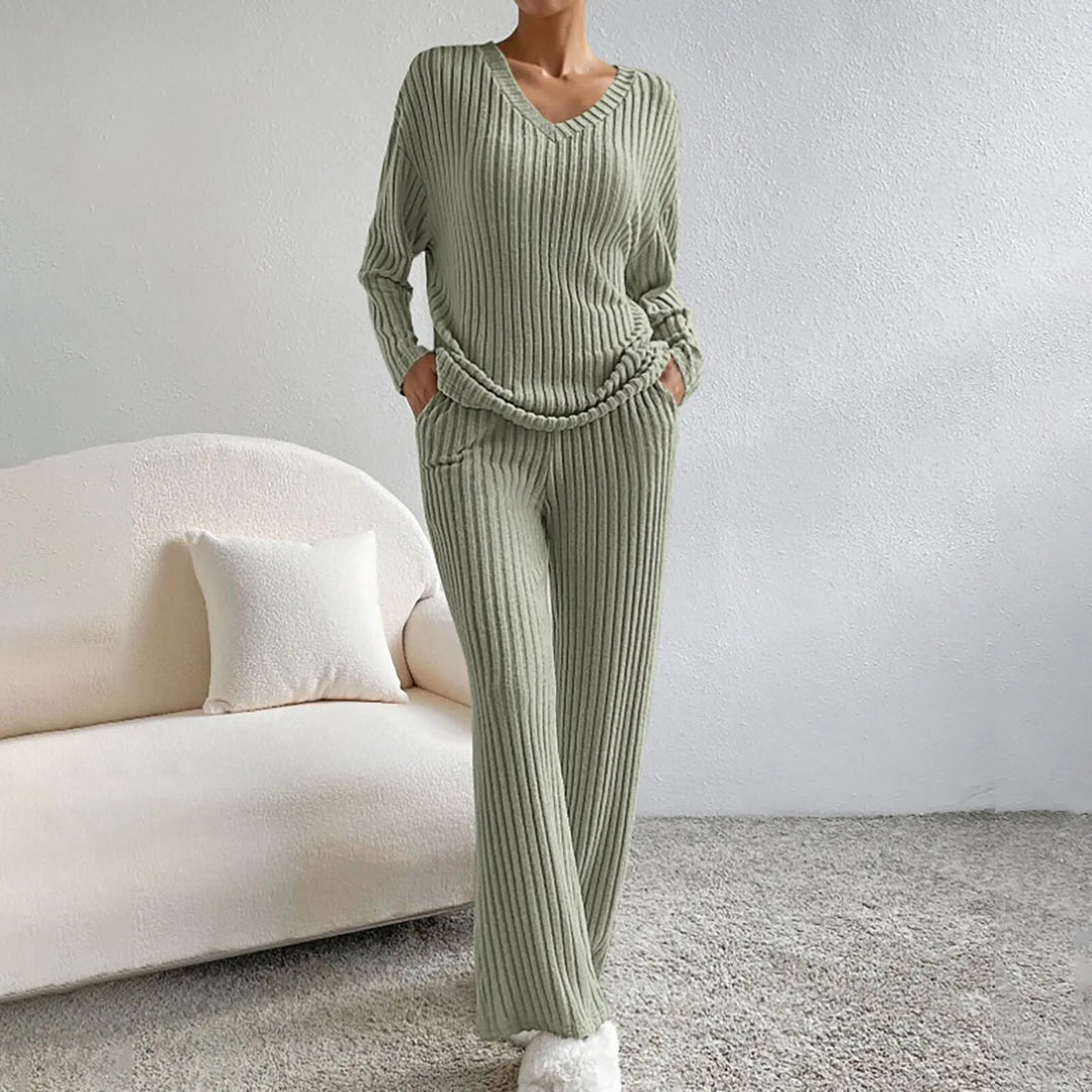 Ensemble vert sauge en maille côtelée, composé d’un haut à col en V et manches longues, assorti d’un pantalon fluide avec poches. Une tenue loungewear parfaite pour allier confort et raffinement à la maison.