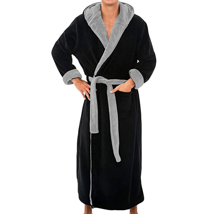 Homme portant le peignoir Didier, modèle élégant et confortable en tissu noir avec intérieur et ceinture gris clair, présenté debout sur fond blanc.