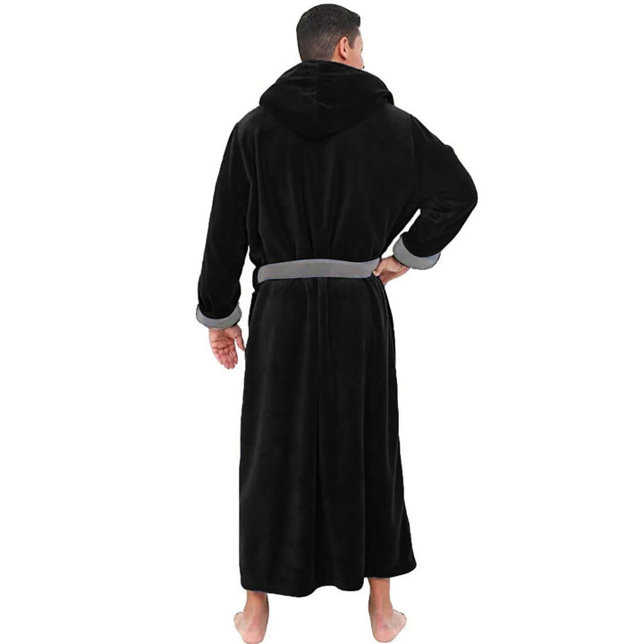Vue de dos d’un homme portant le peignoir Didier, modèle élégant et confortable en tissu noir avec finitions gris clair, présenté debout sur fond blanc.