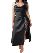 Nuisette en satin noire pour femme, modèle Dominique, avec une coupe élégante et fluide. Détails en dentelle sur le côté, créant un effet séduisant et raffiné. Parfaite pour une soirée chic ou un moment de détente confortable.