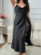 Nuisette en satin noire pour femme, modèle Dominique, avec une coupe élégante et fluide. Détails en dentelle sur le côté qui ajoutent une touche séduisante et raffinée. Parfaite pour une soirée chic ou un moment de détente, alliant confort et style.