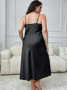 Vue arrière de la nuisette en satin noire pour femme, modèle Dominique, avec une coupe fluide et élégante. Les bretelles fines et le tissu lisse offrent un confort optimal et un style raffiné, parfait pour une soirée chic ou un moment de détente.