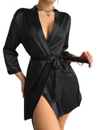 Kimono satin femme Doriane noir, coupe courte avec ceinture à nouer, manches trois-quarts et décolleté croisé, présenté dans un intérieur lumineux pour une allure raffinée.