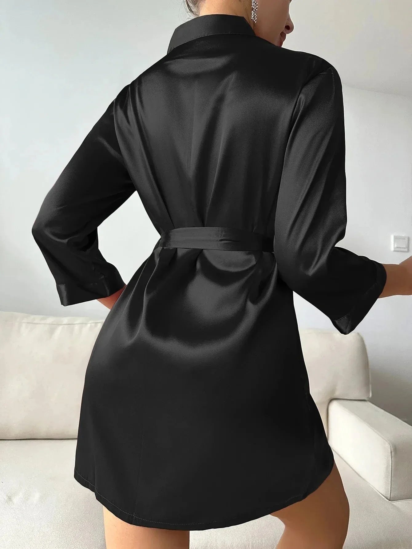 Kimono satin femme Doriane noir, coupe courte avec décolleté croisé, manches trois-quarts et ceinture à nouer, présenté de dos pour montrer la silhouette fluide et raffinée.