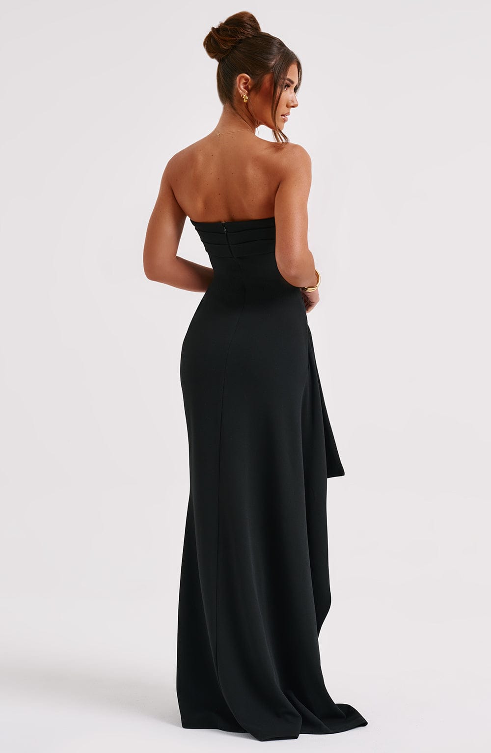 Vue arrière de la robe noire sans bretelles avec un design élégant et une coupe flatteuse, idéale pour des occasions spéciales.