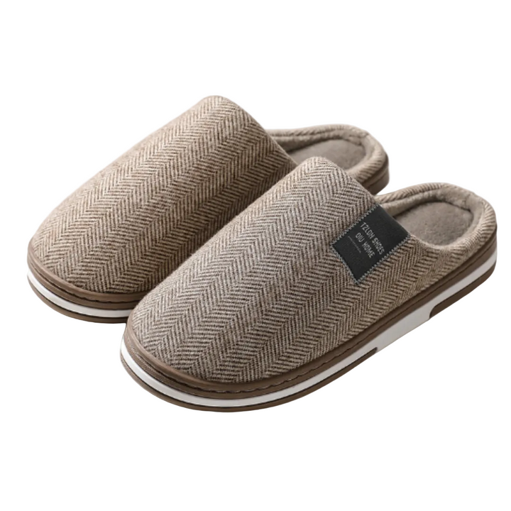 Chaussons unisexe Eden beige à motif chevrons, intérieur doux et chaud, semelle épaisse antidérapante, confort optimal pour la maison.