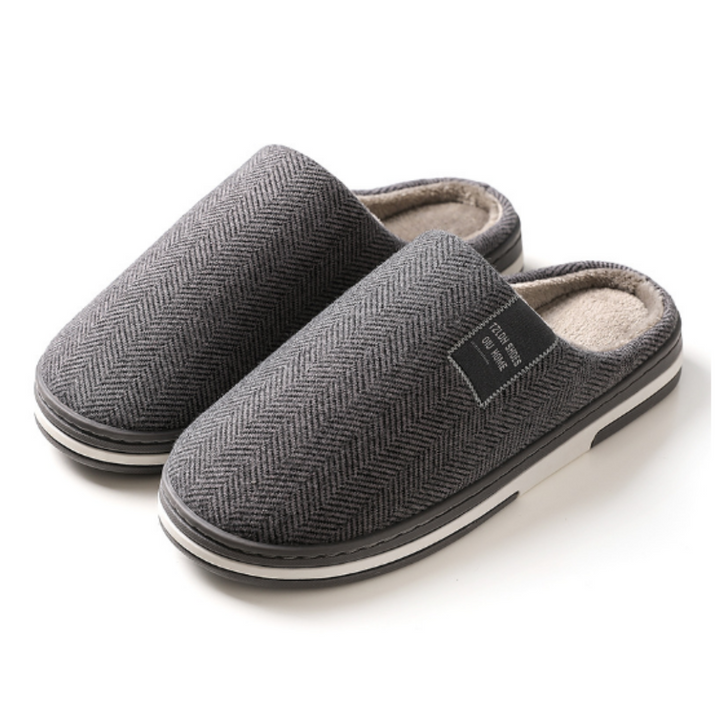 Chaussons unisexe Eden gris à motif chevrons, intérieur chaud et doux, semelle épaisse antidérapante, confortables pour la maison en hiver.