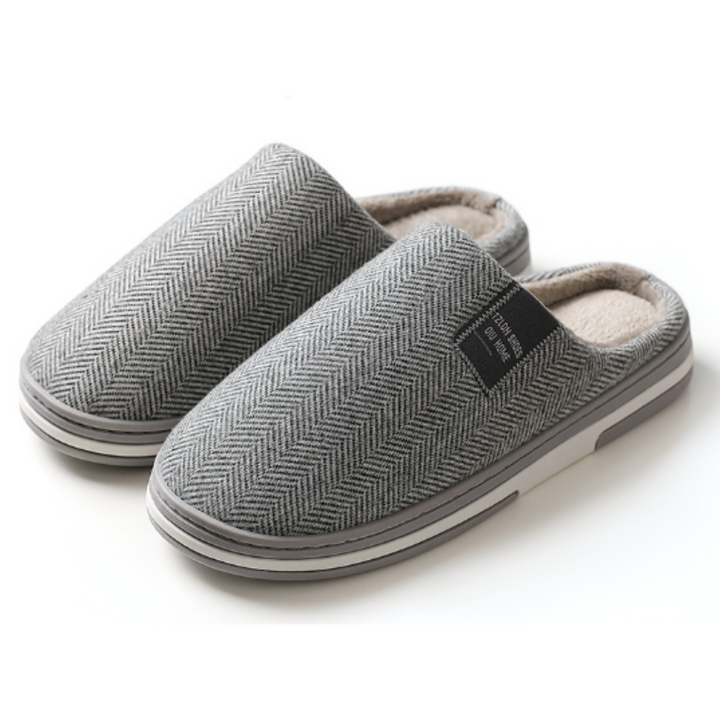 Chaussons unisexe Eden gris clair à motif chevrons, doublure intérieure chaude et moelleuse, semelle épaisse antidérapante, parfaits pour un confort cosy à la maison.