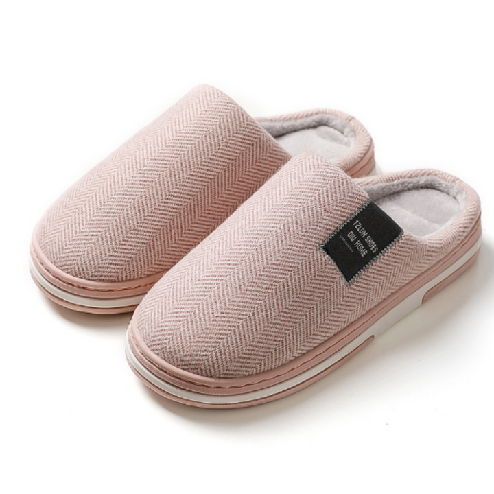 Chaussons unisexe Eden rose poudré à motif chevrons, intérieur doux et chaud, semelle épaisse antidérapante, confort idéal pour la maison en hiver.