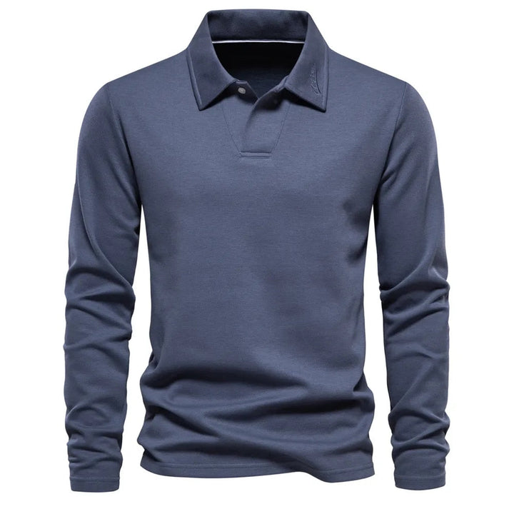 Polo bleu à manches longues pour homme avec un col classique, offrant un style élégant et décontracté. Un vêtement intemporel, confortable et parfait pour un look raffiné en toute saison.