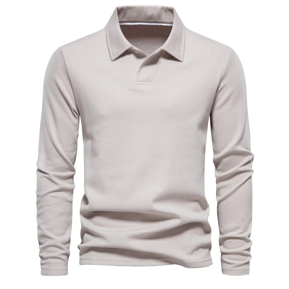 Polo beige à manches longues pour homme avec un col classique. Ce modèle élégant et confortable est idéal pour une tenue décontractée mais raffinée, apportant un style intemporel et moderne.