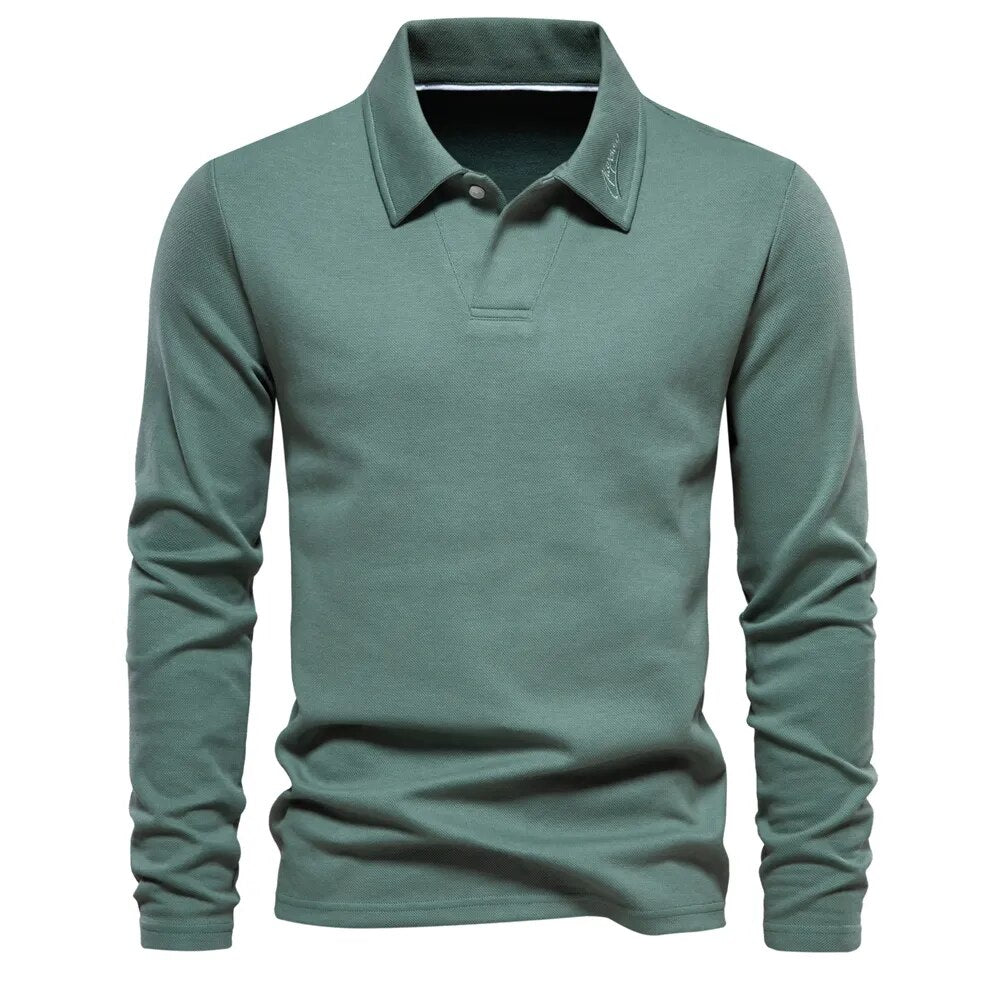 Polo vert clair à manches longues pour homme, avec un col classique et une coupe moderne. Ce modèle allie confort et élégance, idéal pour une tenue décontractée et intemporelle, parfaite en toutes saisons.
