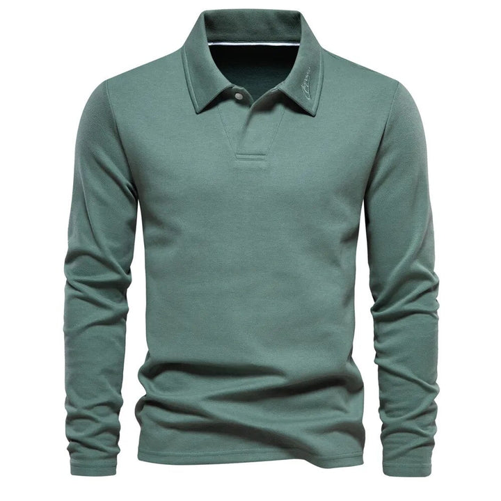 Polo vert clair à manches longues pour homme, avec un col classique et une coupe moderne. Ce modèle allie confort et élégance, idéal pour une tenue décontractée et intemporelle, parfaite en toutes saisons.