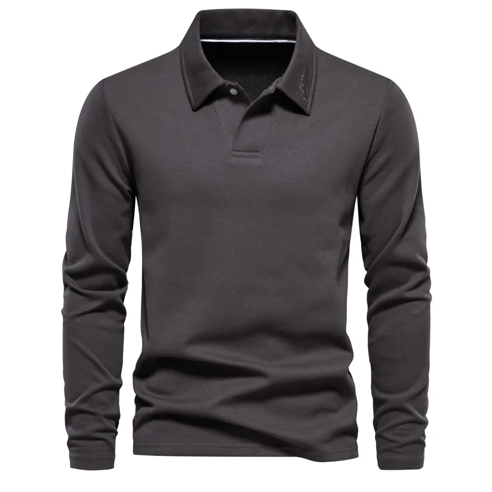 Polo gris foncé à manches longues pour homme, avec un col classique et une coupe moderne. Un vêtement élégant et confortable, parfait pour un look intemporel, alliant sophistication et style décontracté.