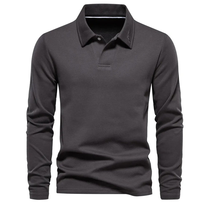 Polo gris foncé à manches longues pour homme, avec un col classique et une coupe moderne. Un vêtement élégant et confortable, parfait pour un look intemporel, alliant sophistication et style décontracté.