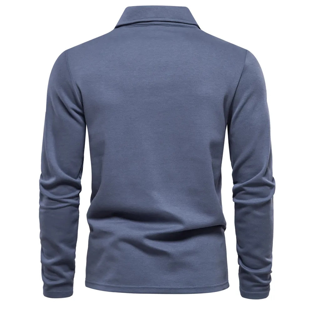 Vue arrière du polo bleu à manches longues pour homme, avec col classique. Ce modèle épuré et élégant offre une coupe moderne et un confort optimal, parfait pour un look intemporel et raffiné.