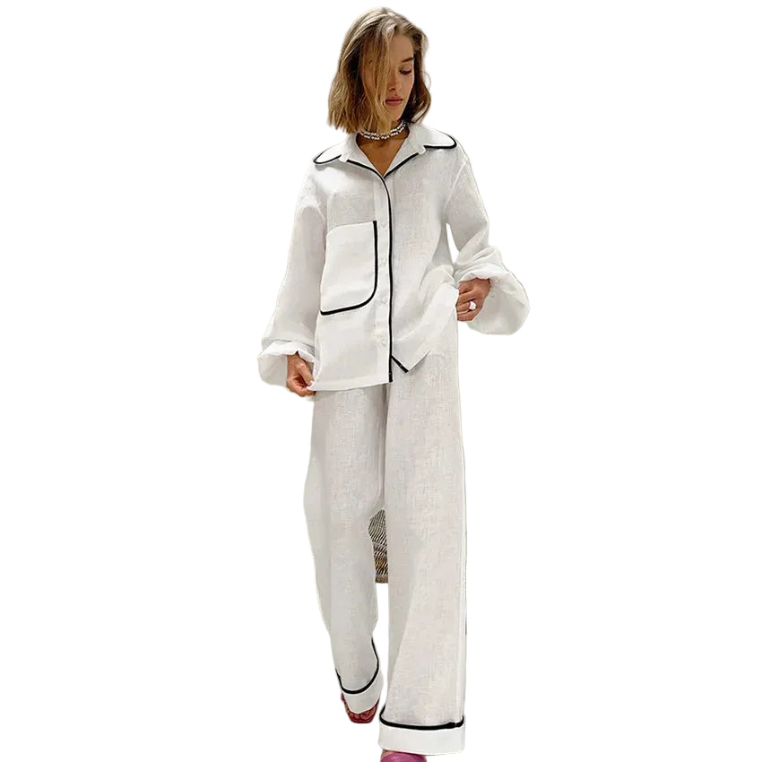 Pyjama femme Édith blanc, ensemble raffiné et agréable avec chemise à manches longues et pantalon large assorti, détails noirs sur le col, les manches et les jambes, style élégant et confortable, idéal pour se détendre avec classe.