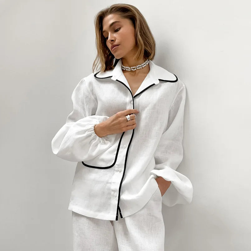 Pyjama femme Édith blanc, chemise à manches longues avec col classique et finitions noires, coupe élégante et confortable, avec pantalon assorti, un ensemble raffiné pour des moments de détente stylés.