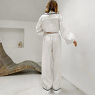 Vue arrière du pyjama femme Édith, composé d'une chemise à manches longues et d'un pantalon assorti, à la coupe élégante avec finitions noires. Un ensemble raffiné et agréable, parfait pour se détendre avec style.