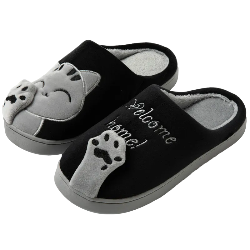 Des chaussons confortables et adorables pour femme, avec un design de chat mignon et un message "Welcome home !" brodé. Offrant chaleur et douceur, ces chaussons sont parfaits pour se détendre à la maison après une longue journée.