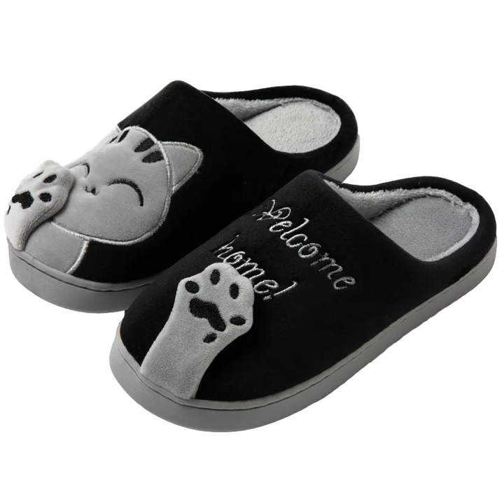 Des chaussons confortables et adorables pour femme, avec un design de chat mignon et un message "Welcome home !" brodé. Offrant chaleur et douceur, ces chaussons sont parfaits pour se détendre à la maison après une longue journée.